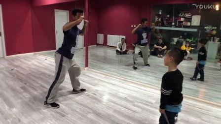 街舞舞蹈教学视频,跟随节奏，舞动青春风采