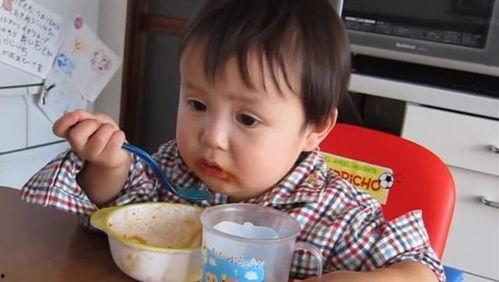 孩子吃饭视频,快乐用餐瞬间回顾