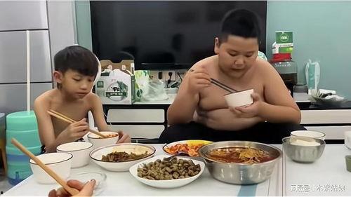 孩子吃饭视频,快乐用餐瞬间回顾