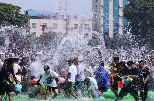 打水仗视频,一场欢乐打水仗的精彩瞬间