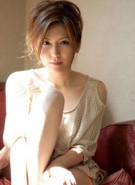 椎名由奈视频,魅力四溢的日本女神，视频中的惊艳瞬间