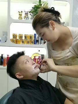 理发店搞笑视频,笑料百出，理发师与顾客的欢乐碰撞