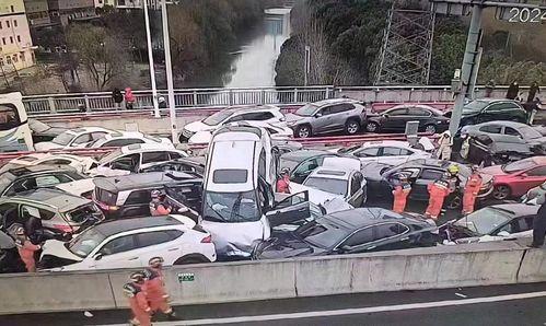 撞车事故视频,行车记录仪记录下惊险一幕